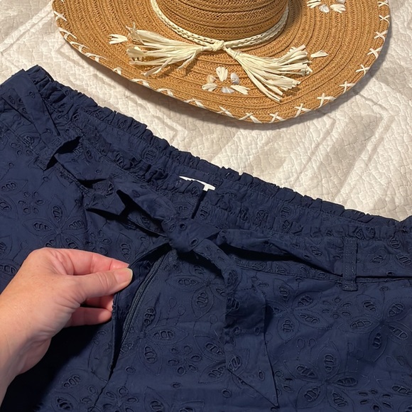 NWT Crown & Ivy Navy Eyelet Belted Shorts 16 - Picture 6 of 10